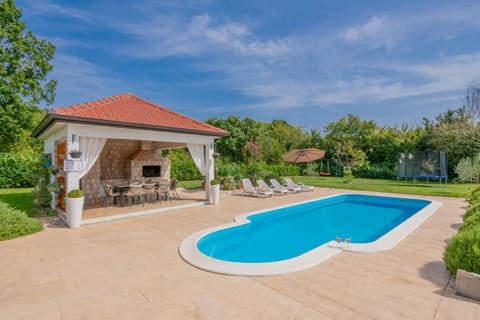 Property building, Patio, Garden, Swimming pool, sunbed