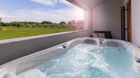 Spring, Day, Natural landscape, Summer, Hot Tub, Time of day