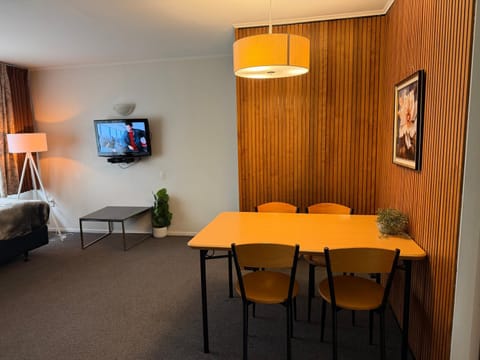 Communal lounge/ TV room, Bed, TV and multimedia, Living room, Photo of the whole room, Seating area, Dining area, Evening entertainment
