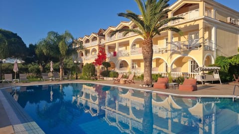 Property building, Day, Natural landscape, Summer, Pool view, Swimming pool, Breakfast, sunbed