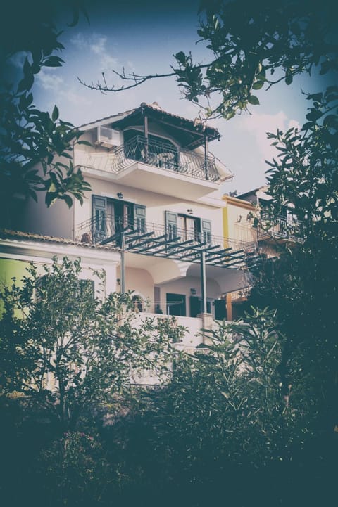 Property building, Facade/entrance, Off site, Day, Neighbourhood, Natural landscape, Summer