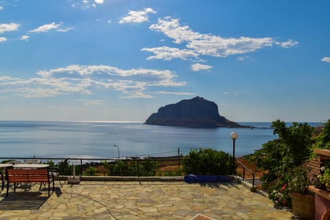 Paraschou Guesthouse Apartment in Islands