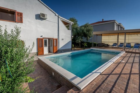 Property building, Garden, Balcony/Terrace, Swimming pool