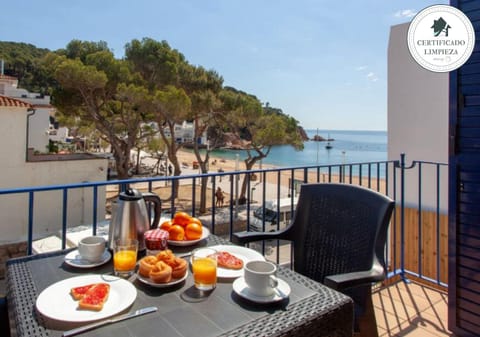 Day, Natural landscape, View (from property/room), Balcony/Terrace, Balcony/Terrace, Living room, Food and drinks, Seating area, Dining area, Beach, Food, Sea view, Breakfast, Lunch, Dinner, Drinks