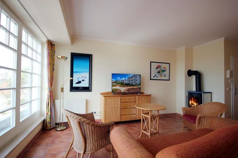 TV and multimedia, Living room, Seating area, fireplace