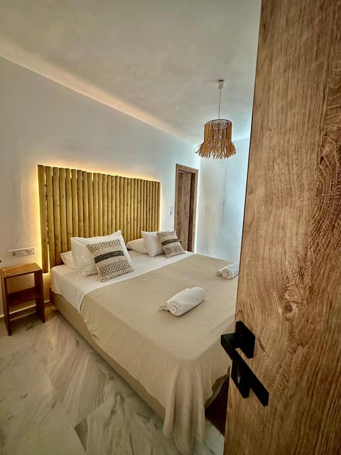 Athina Rooms - Lounge Apartments Bed and Breakfast in Paros