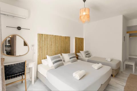 Athina Rooms - Lounge Apartments Bed and Breakfast in Paros
