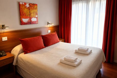 Bed, Photo of the whole room, Bedroom, Buffet breakfast, towels