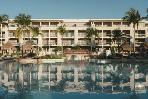 People, Activities, Garden, Balcony/Terrace, Swimming pool