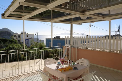 Property building, Facade/entrance, View (from property/room), Other, Photo of the whole room, Decorative detail, Decorative detail, City view, Sea view, Inner courtyard view