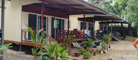 Montra Long Beach Bungalows Bed and Breakfast in Sala Dan