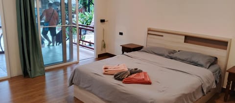 Montra Long Beach Bungalows Bed and Breakfast in Sala Dan