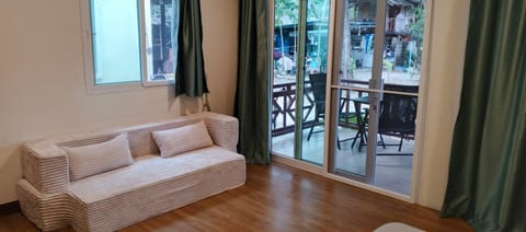 Montra Long Beach Bungalows Bed and Breakfast in Sala Dan