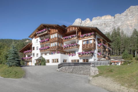 Property building, Facade/entrance, Natural landscape, Summer, Mountain view