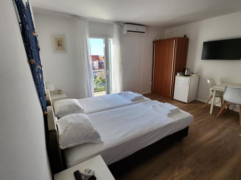 Bed, TV and multimedia, Seating area, Bedroom, wardrobe, air conditioner