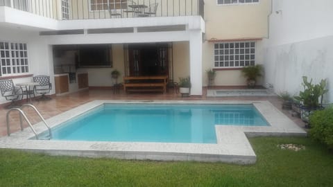 Casa privada para descanso, se renta para 8 personas completa Y tambien por habitacion con baño privado para 2 o 4 personas compartiendo areas comunes House in Cuernavaca