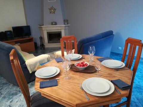 TV and multimedia, Living room, Seating area, Dining area
