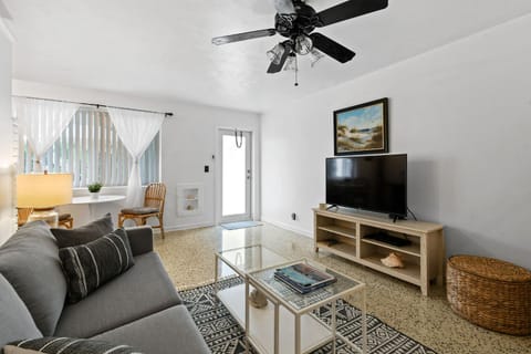 Sunshine shores boutique apartments Hotel in Riviera Beach