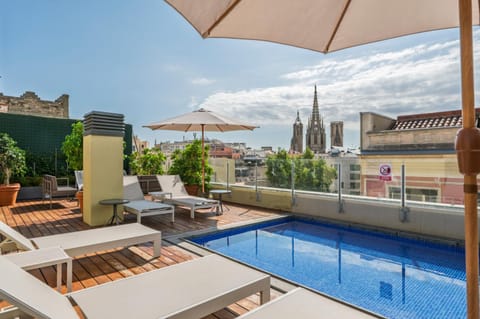 View (from property/room), Balcony/Terrace, City view, Swimming pool, sunbed