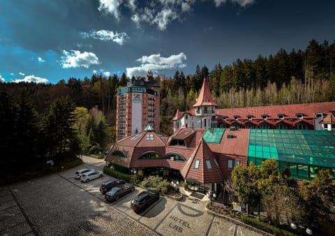 Property building, Restaurant/places to eat, Spring, Day, Neighbourhood, Natural landscape, Bird's eye view, Swimming pool, Location, Parking, pet friendly