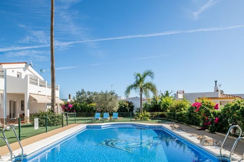 Property building, Day, Garden, Garden view, Pool view, Swimming pool, sunbed