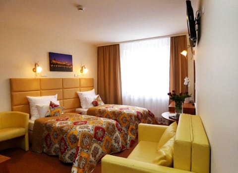 Bed, TV and multimedia, Photo of the whole room, Seating area, Bedroom