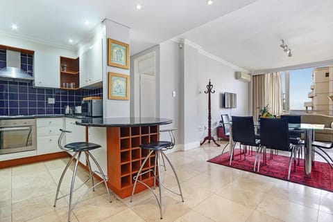 Coffee/tea facilities, Kitchen or kitchenette, Dining area, Sea view