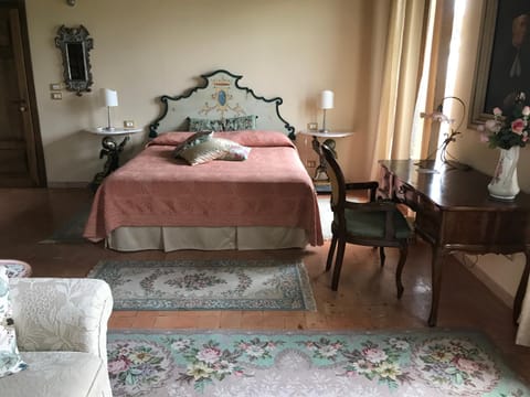 Bed, Photo of the whole room, Seating area, Bedroom