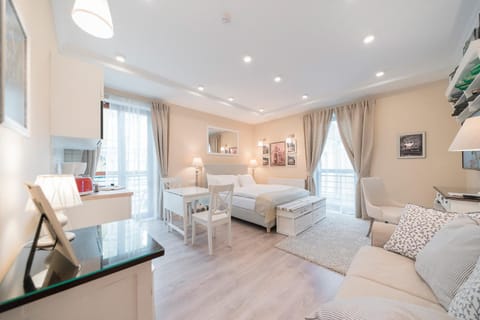 Kitchen or kitchenette, Living room, Seating area, Dining area