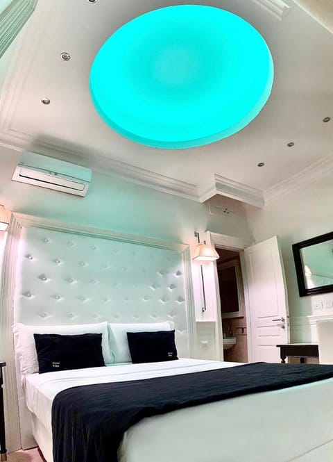 Bed, Photo of the whole room, Bedroom, air conditioner
