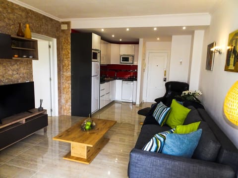 TV and multimedia, Coffee/tea facilities, Kitchen or kitchenette, Living room, Seating area