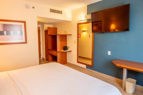 Communal lounge/ TV room, Bed, air conditioner