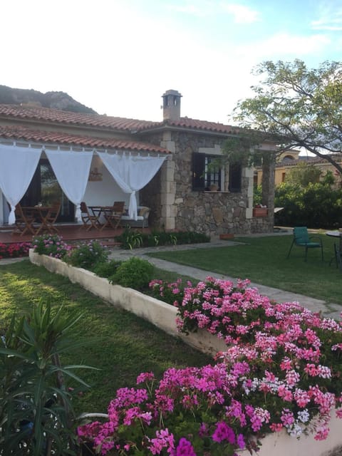 Property building, Facade/entrance, Garden