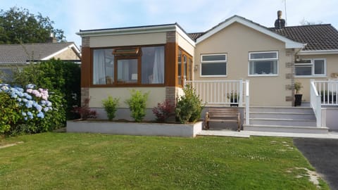 Property building, Facade/entrance, Day, Summer, Garden, On site, Garden view