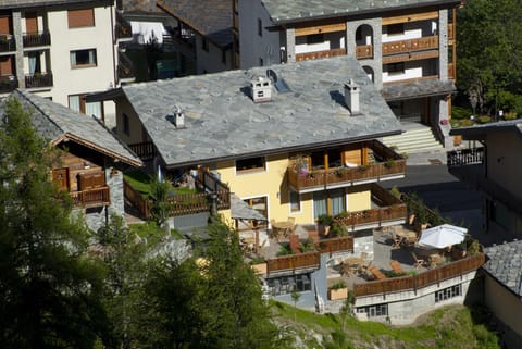Facade/entrance, Bird's eye view