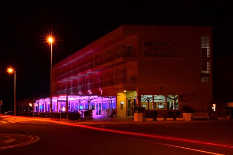 Nearby landmark, Facade/entrance