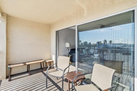 Beachfront Complex - 2b 2b - Beach Place #203 Apartment in Madeira Beach