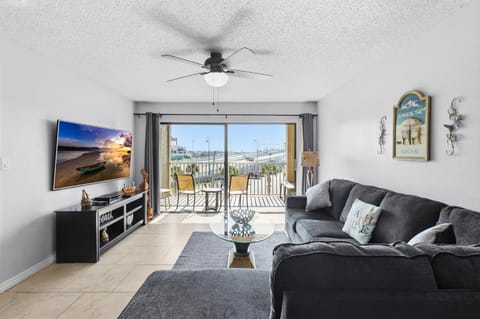 Beachfront Complex - 2b 2b - Beach Place #203 Apartment in Madeira Beach