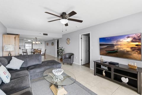Beachfront Complex - 2b 2b - Beach Place #203 Apartment in Madeira Beach