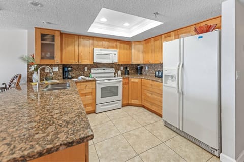 Direct Beachfront Value - 3b 2b - Las Brisas #104 Apartment in Madeira Beach