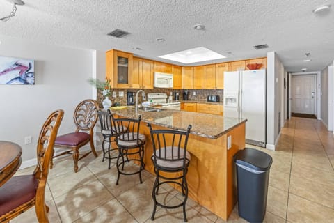 Direct Beachfront Value - 3b 2b - Las Brisas #104 Apartment in Madeira Beach