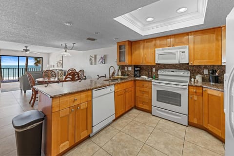 Direct Beachfront Value - 3b 2b - Las Brisas #104 Apartment in Madeira Beach