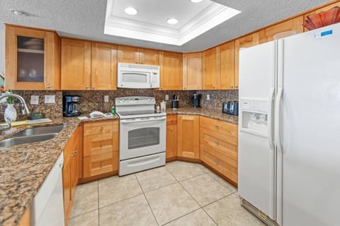 Direct Beachfront Value - 3b 2b - Las Brisas #104 Apartment in Madeira Beach