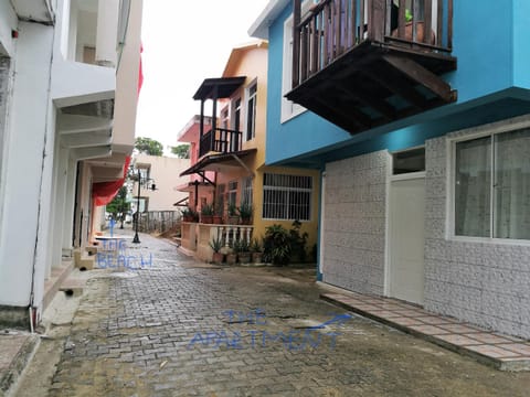 Property building, Facade/entrance, Bed, Off site, Neighbourhood, Casino, Golfcourse, Karaoke, Ski School, Squash, Bathroom, Coffee/tea facilities, Kitchen or kitchenette, Living room, Dining area, Evening entertainment, Bedroom, Sea view, Street view, Entertainment, Quiet street view