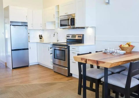 Kitchen or kitchenette, Dining area, oven, stove