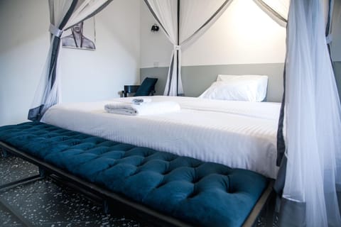 Bed, towels