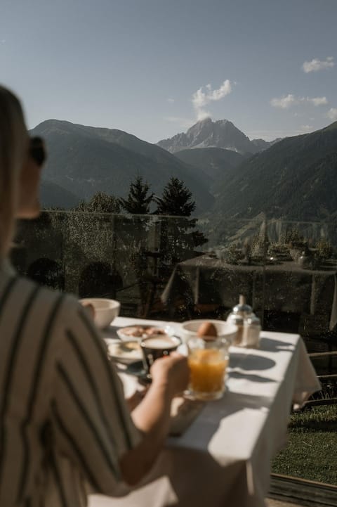 Food and drinks, Dining area, Mountain view