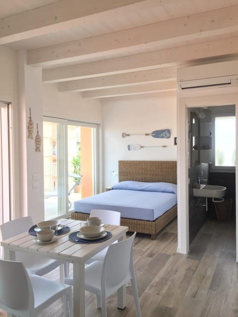 Photo of the whole room, Sea view