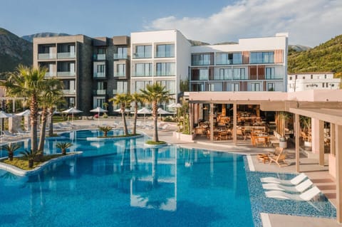 Restaurant/places to eat, Sea view, Swimming pool