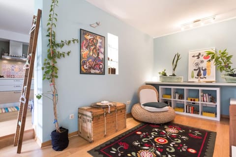 Spring, Day, Neighbourhood, Garden, Garden, Library, Library, Balcony/Terrace, Living room, Seating area, On site, Garden view, Street view